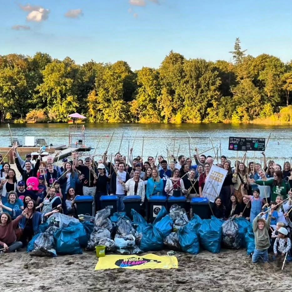 Participants of the World Cleanup Day cleanup at Plötzensee with the collected waste bags
