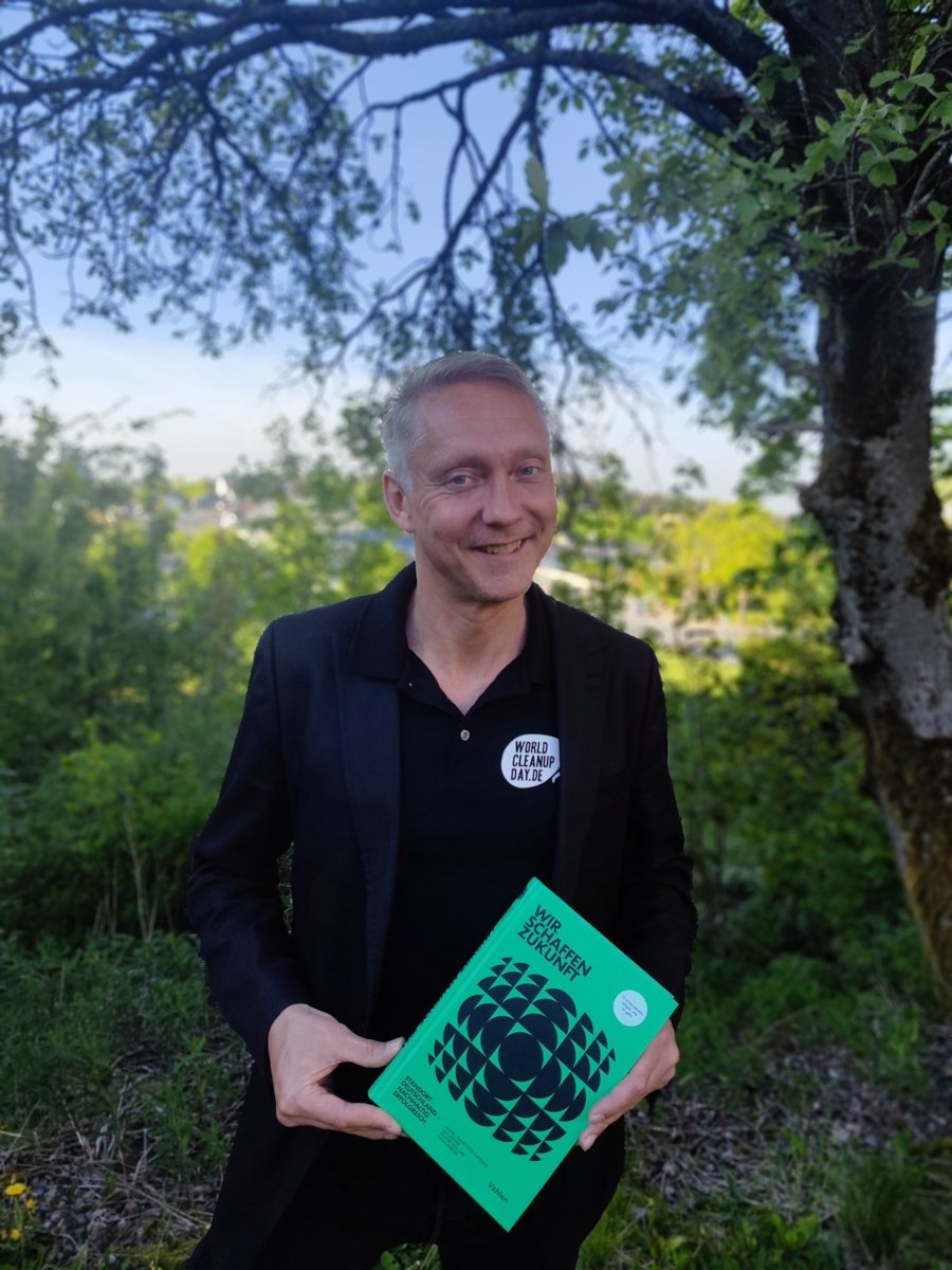 Holger Holland with the book “Wir schaffen Zukunft”