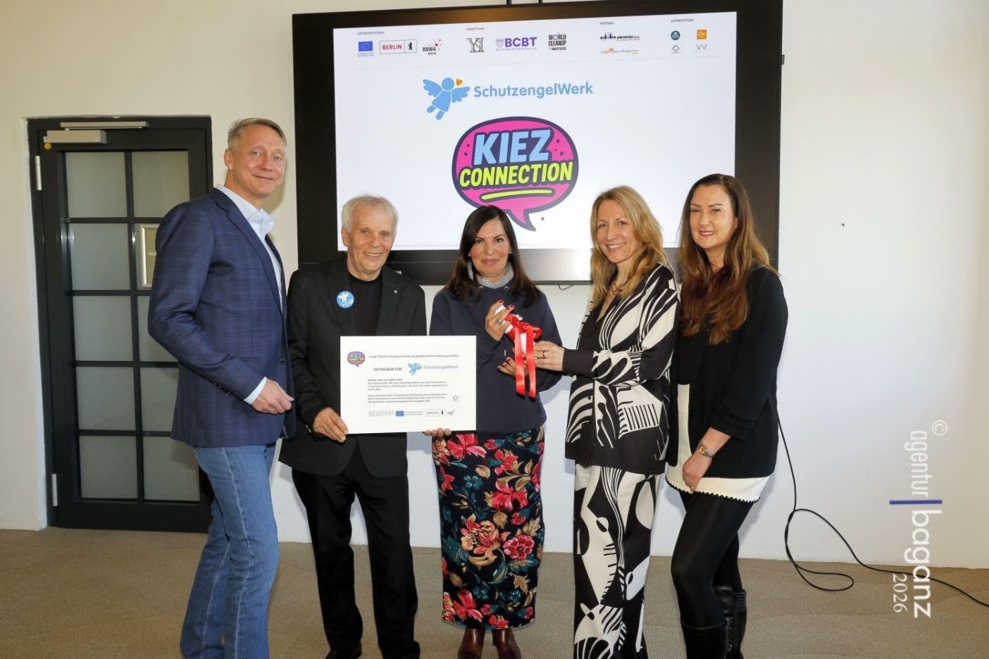 Handover of the voucher to SchutzengelWerk e.V.