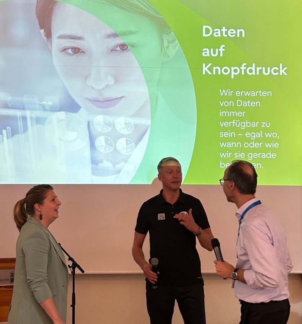 Holger Holland and Annette Brunsmeier (Fujitsu) presenting Planet & Pixels at RWTH Aachen