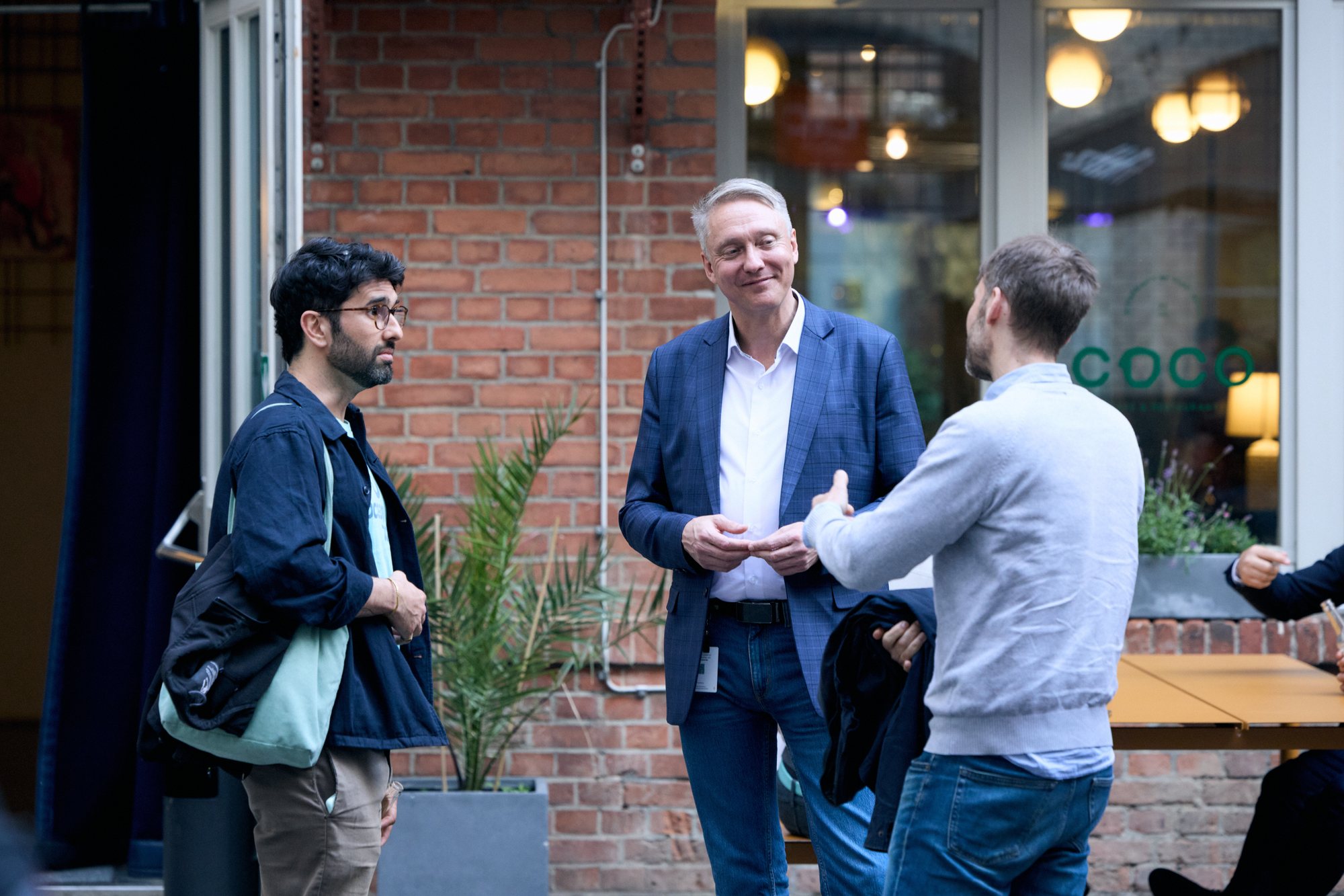 Holger Holland in conversation with guests in the Venture Café courtyard