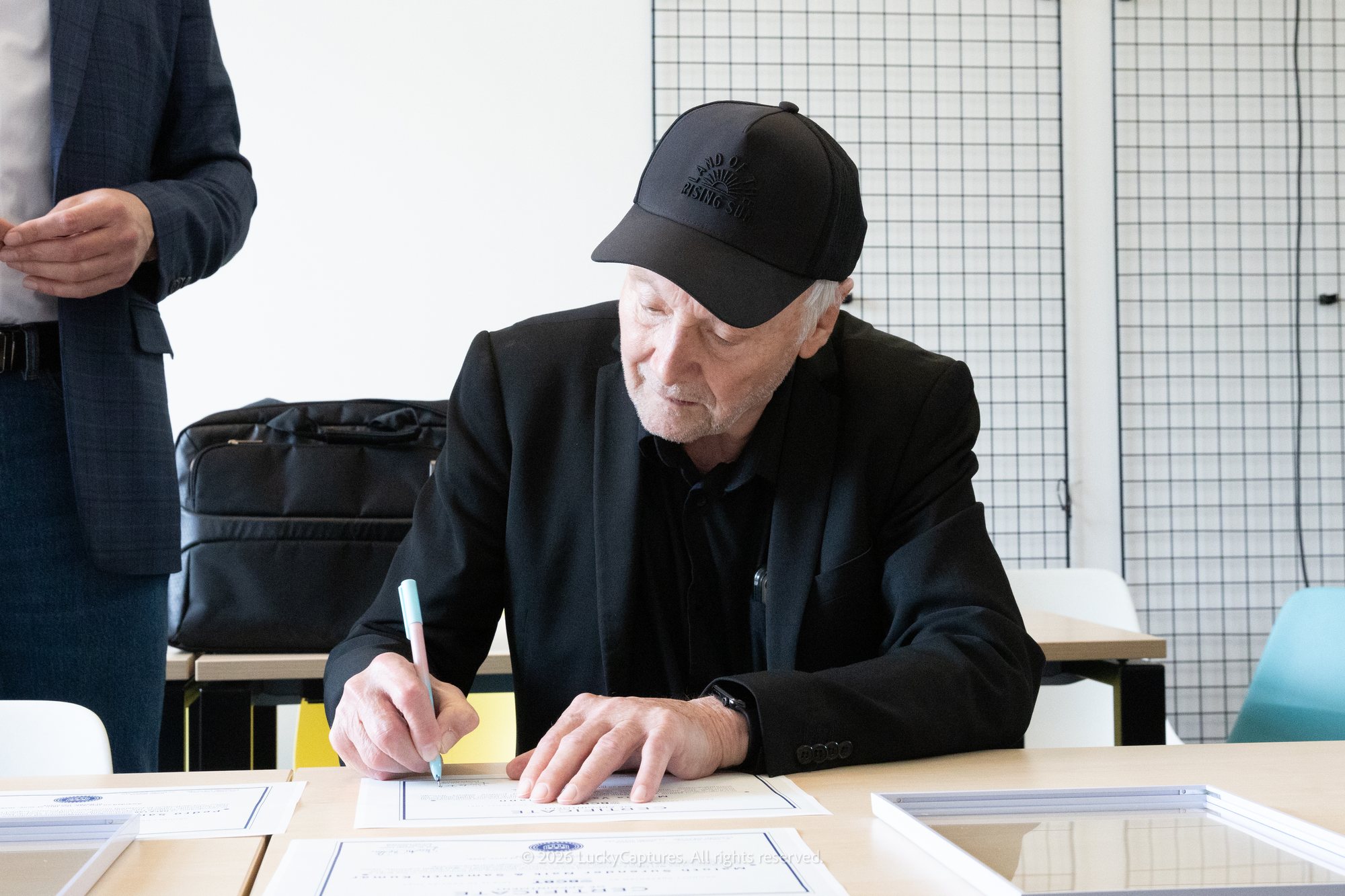 Prof. Dr. Günter Faltin signing the pitch certificates at BCBT