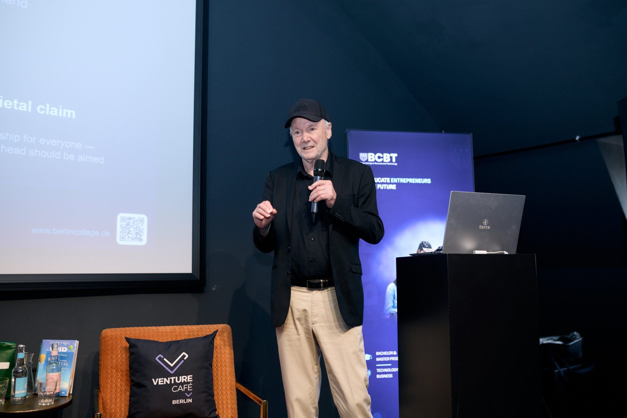 Prof. Dr. Günter Faltin speaking at Venture Café Berlin